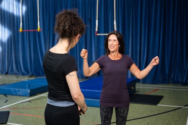 Soulagement durable des douleurs dorsales : comment le yoga transforme la vie des seniors